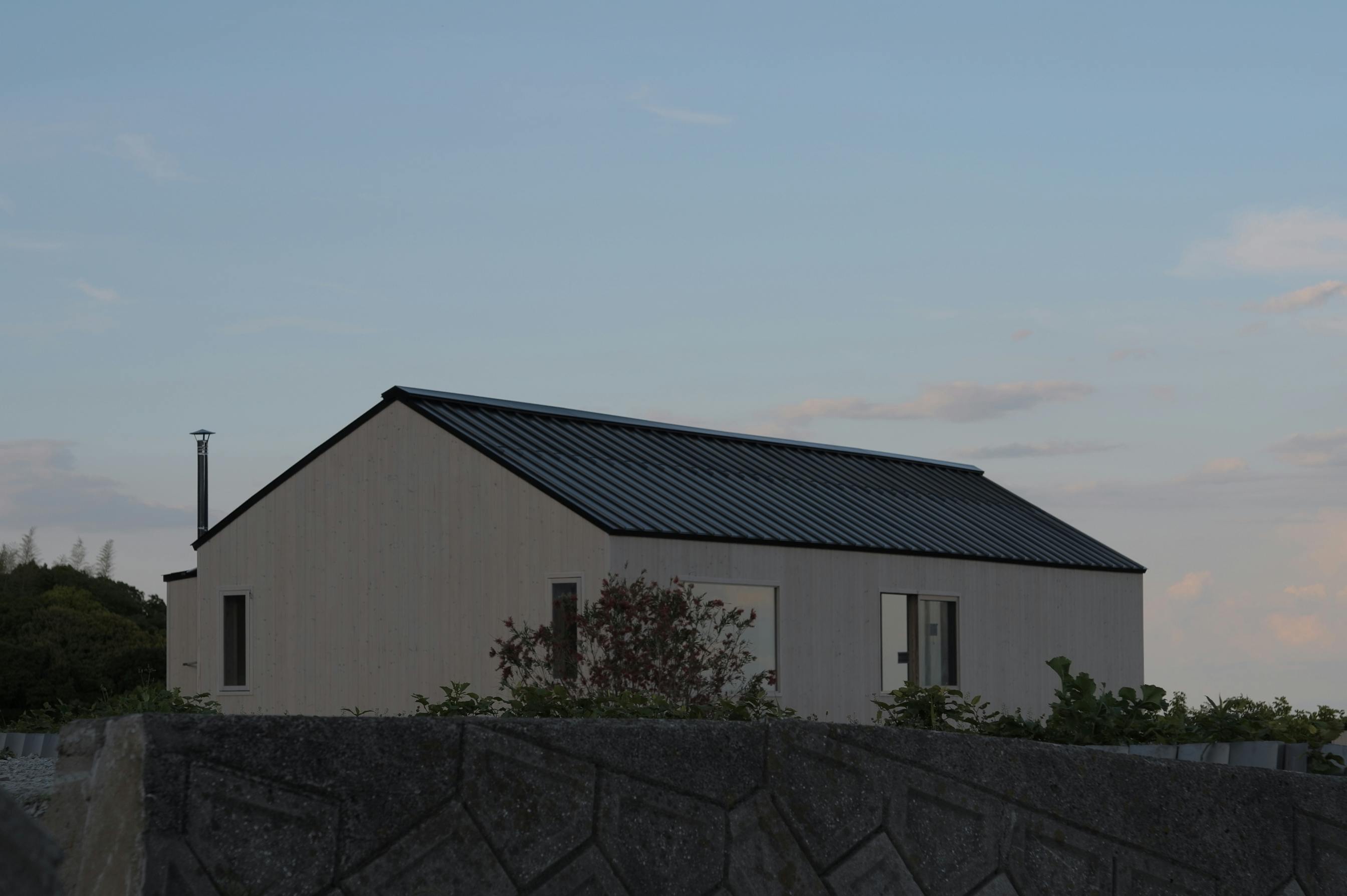 Roof by Monochrome Roof–1 (屋根一体型ソーラーパネル)