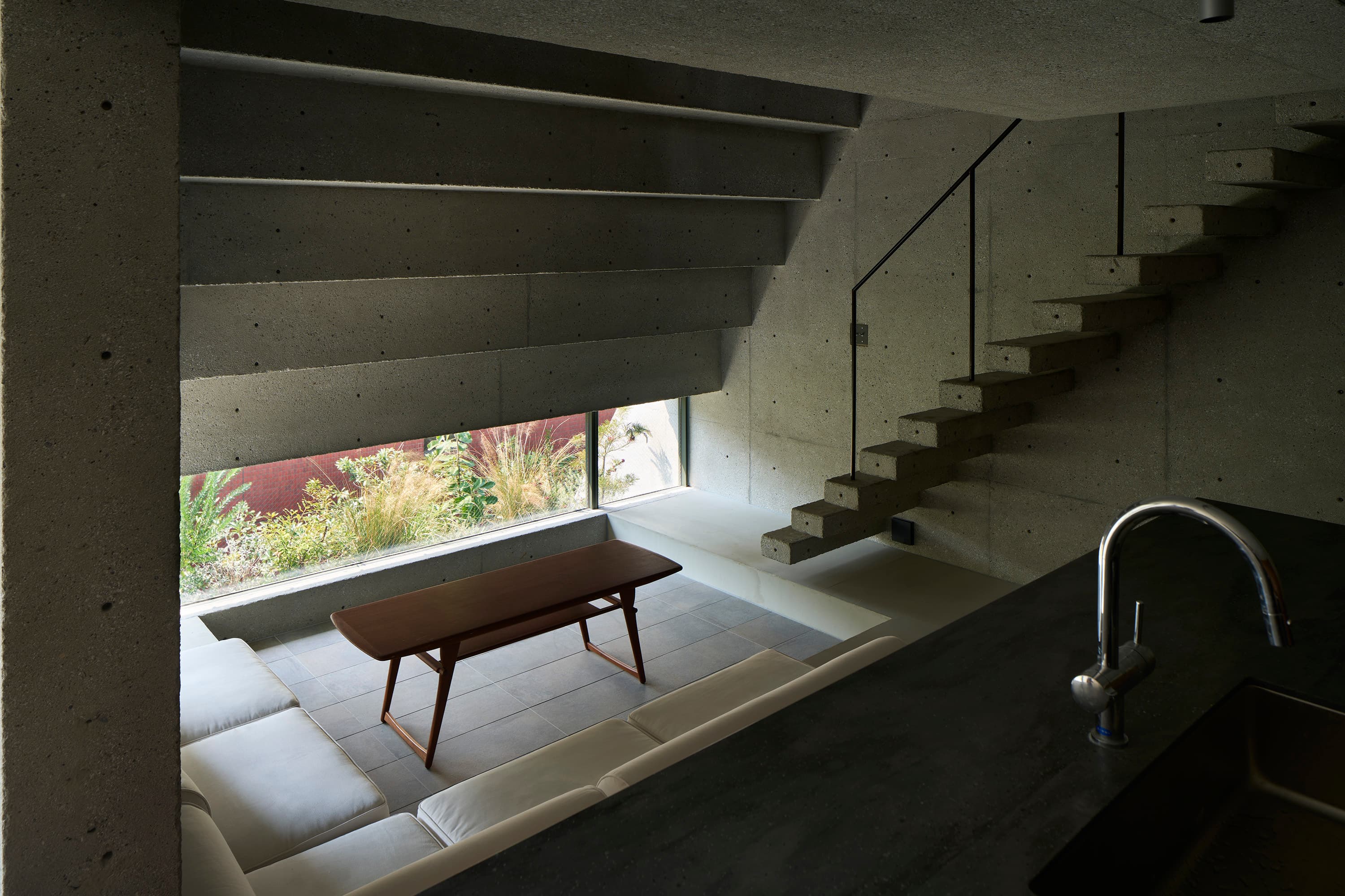 SUPPOSE DESIGN OFFICE 麻布の家 屋根一体型太陽光パネル Roof–1施工事例