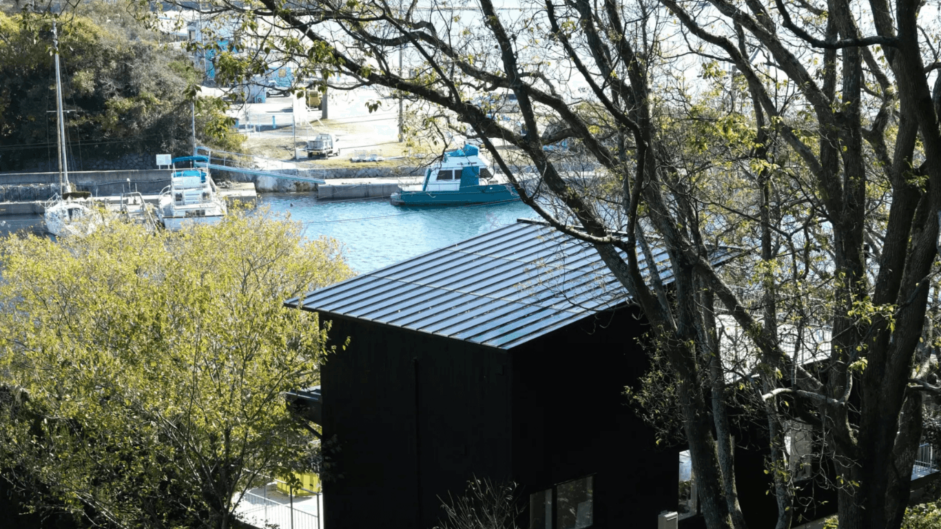 海の近くに住みたい。だから、屋根と一体の太陽光パネルを選んだ。