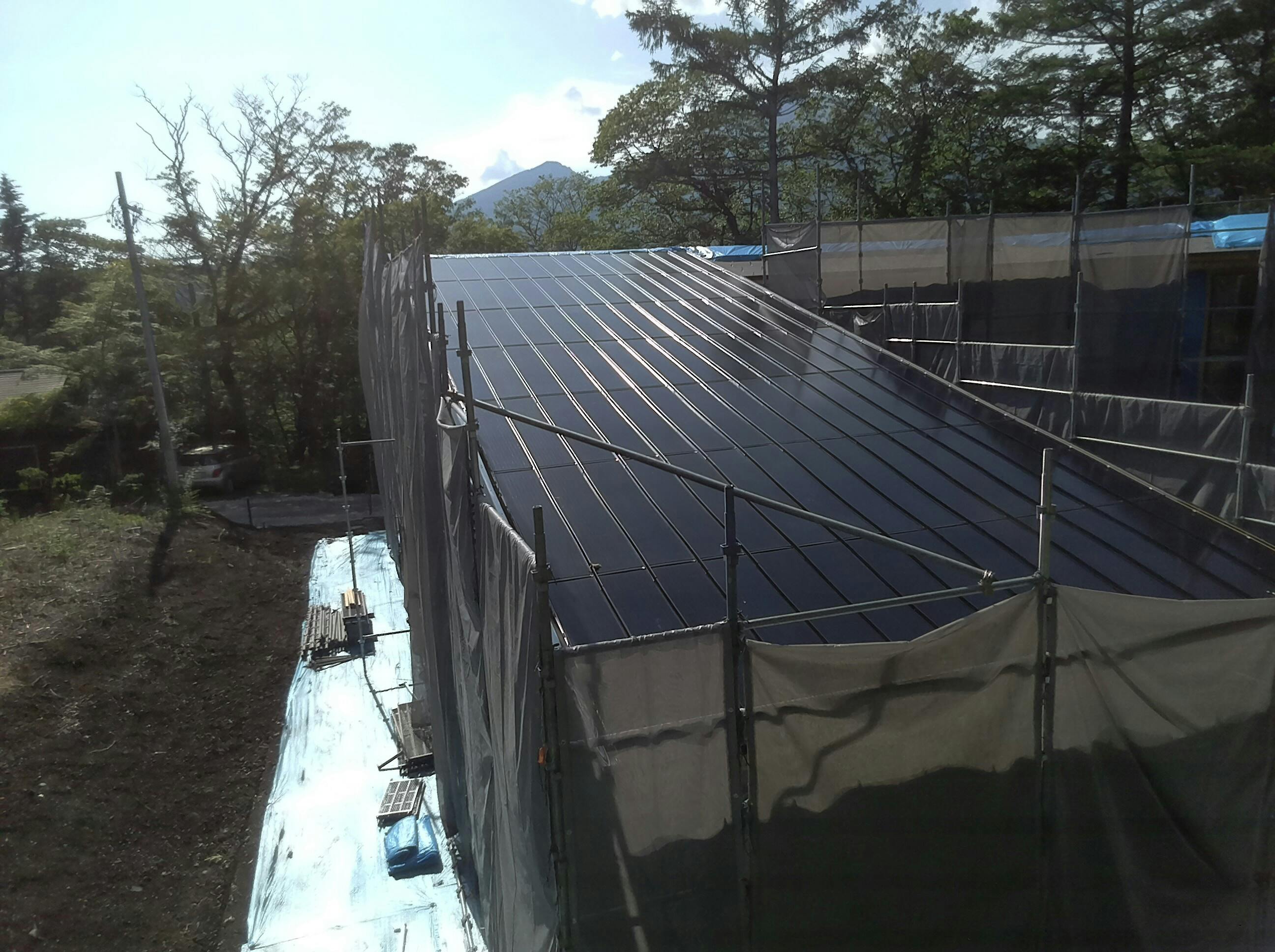 屋根一体型太陽光パネル、Roof-1が美しく施工された屋根