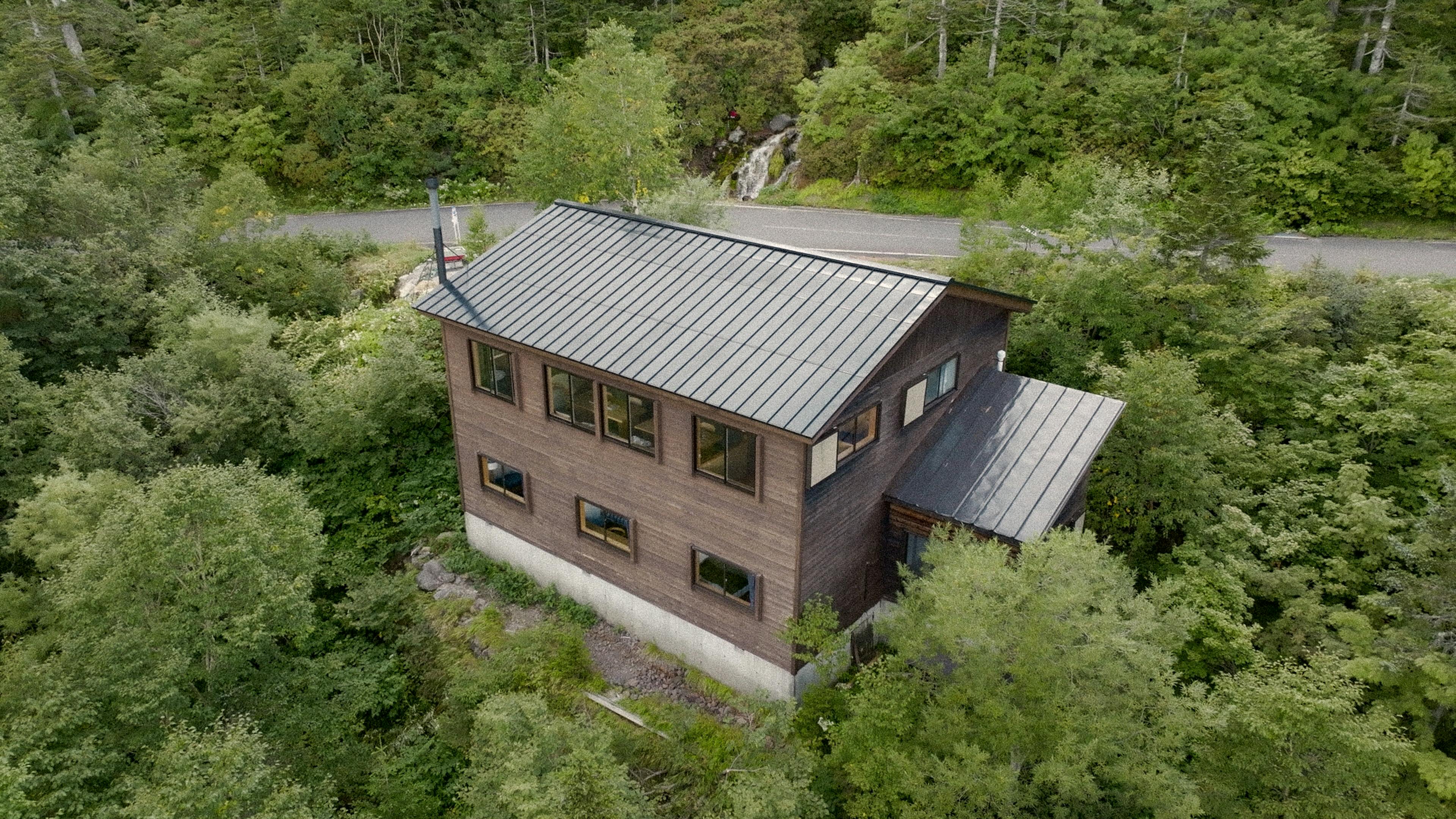 屋根一体型太陽光パネル モノクローム Monochrome Roof-1　冷泉小屋