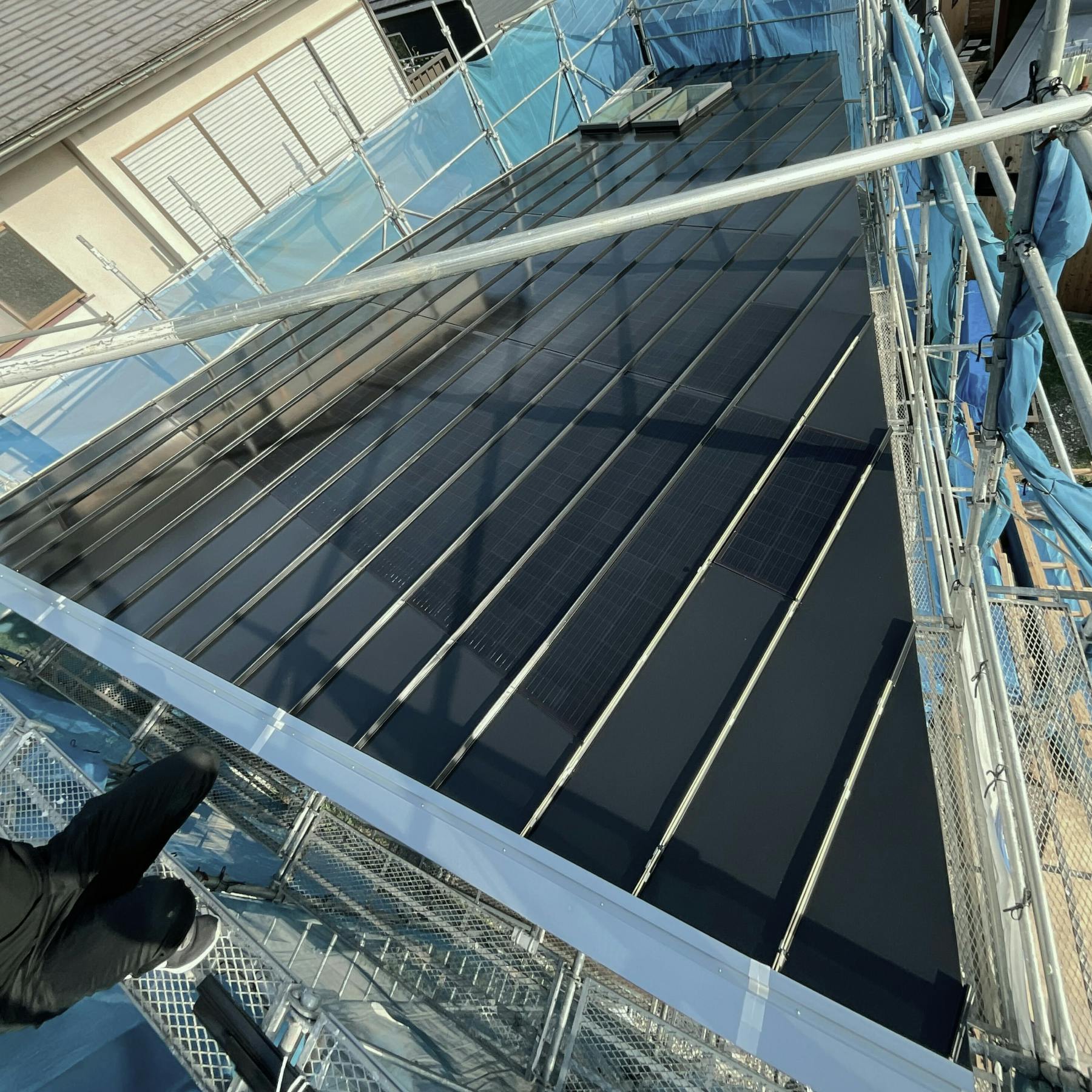 屋根一体型ソーラーパネル、Roof-1は太陽光パネル以外の部分で板金を使用しているので、お好みの形に合わせることが可能です。