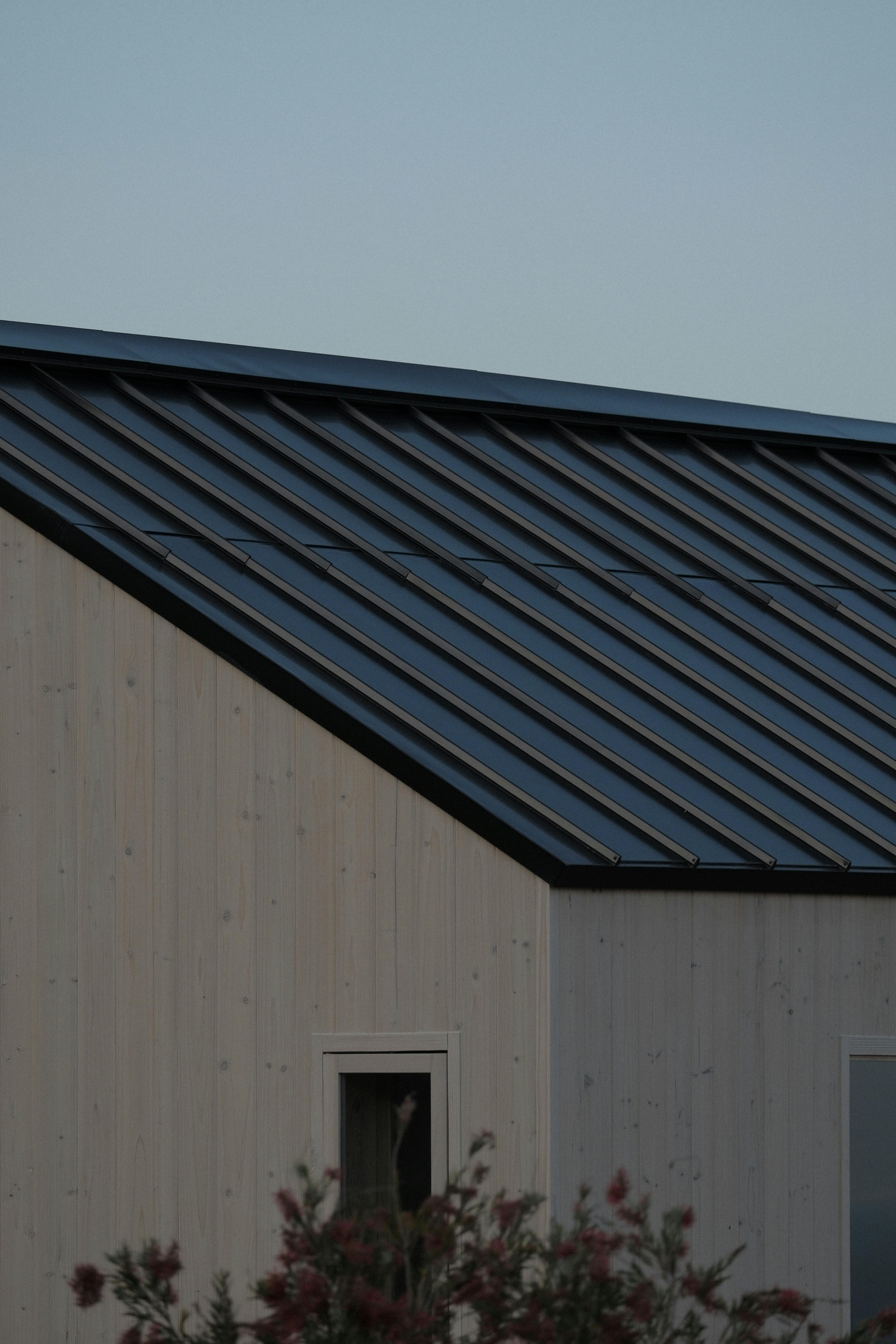 Roof by Monochrome Roof–1 (太陽光パネル一体型屋根)