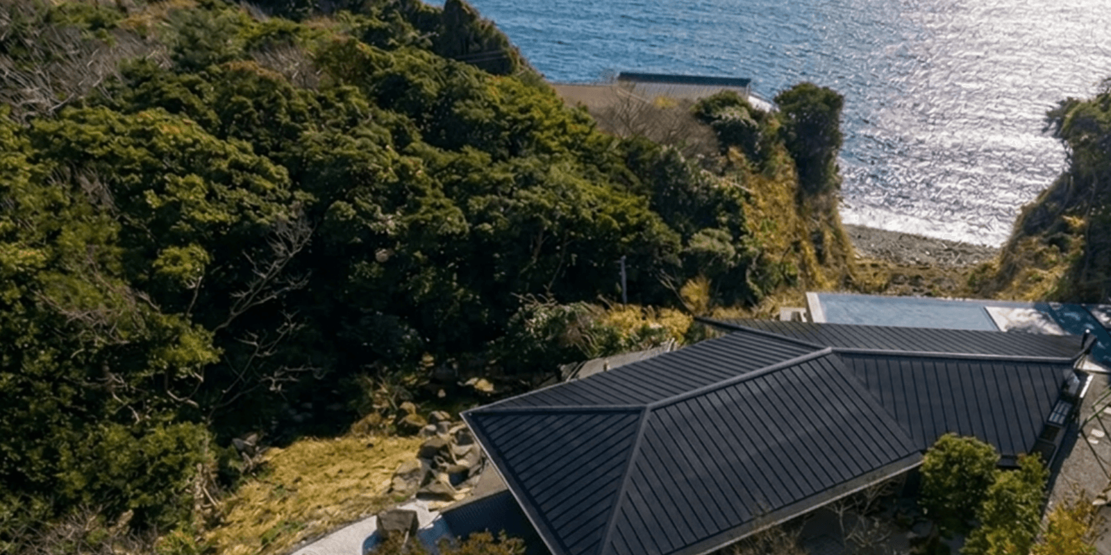 塩害地域でも設置できる屋根一体型太陽光パネル「Roof–1」 施工事例:WEAZER 西伊豆 廻