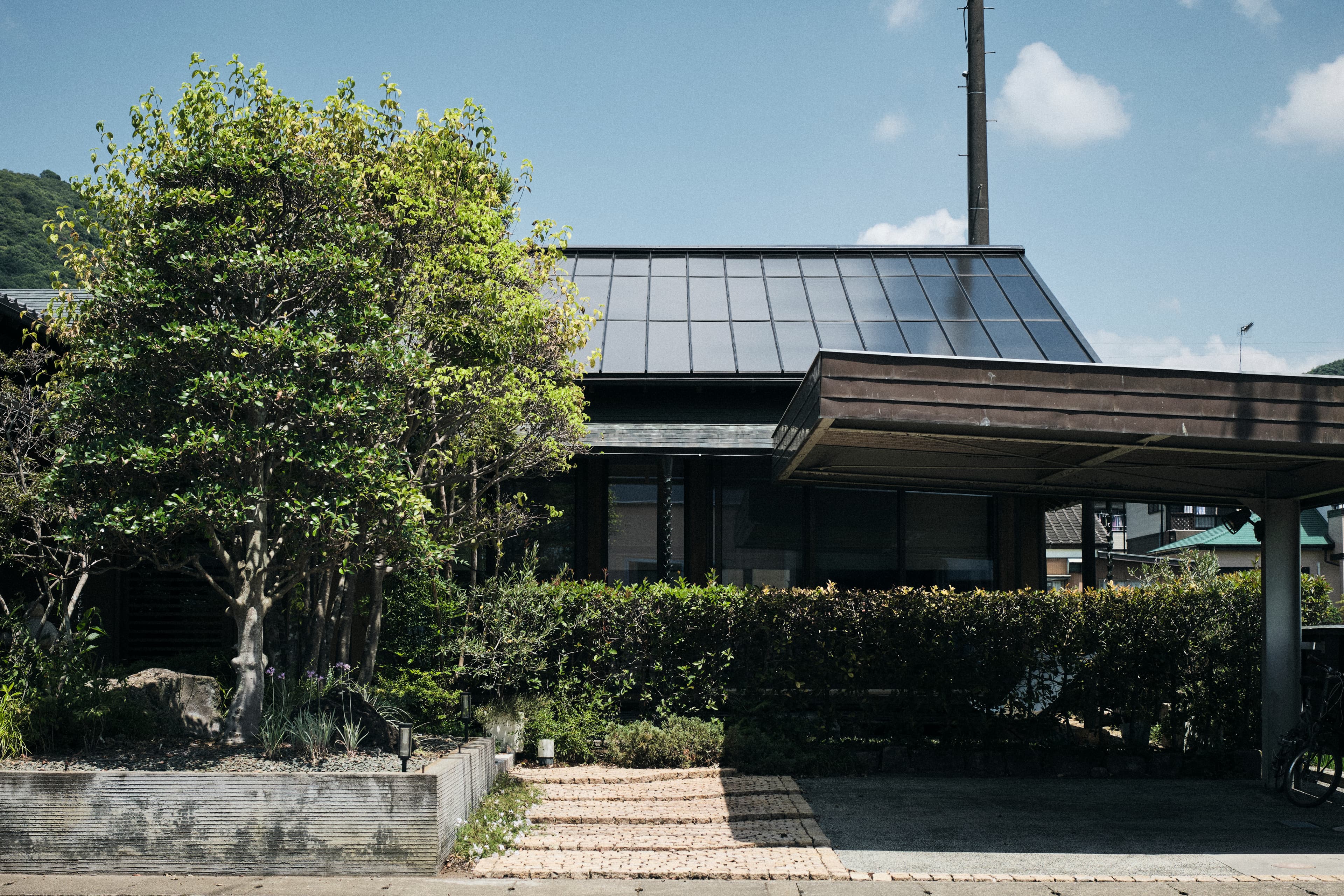 屋根一体型太陽光パネルRoof-1を施工した銅板屋根の和風建築のリノベーション事例