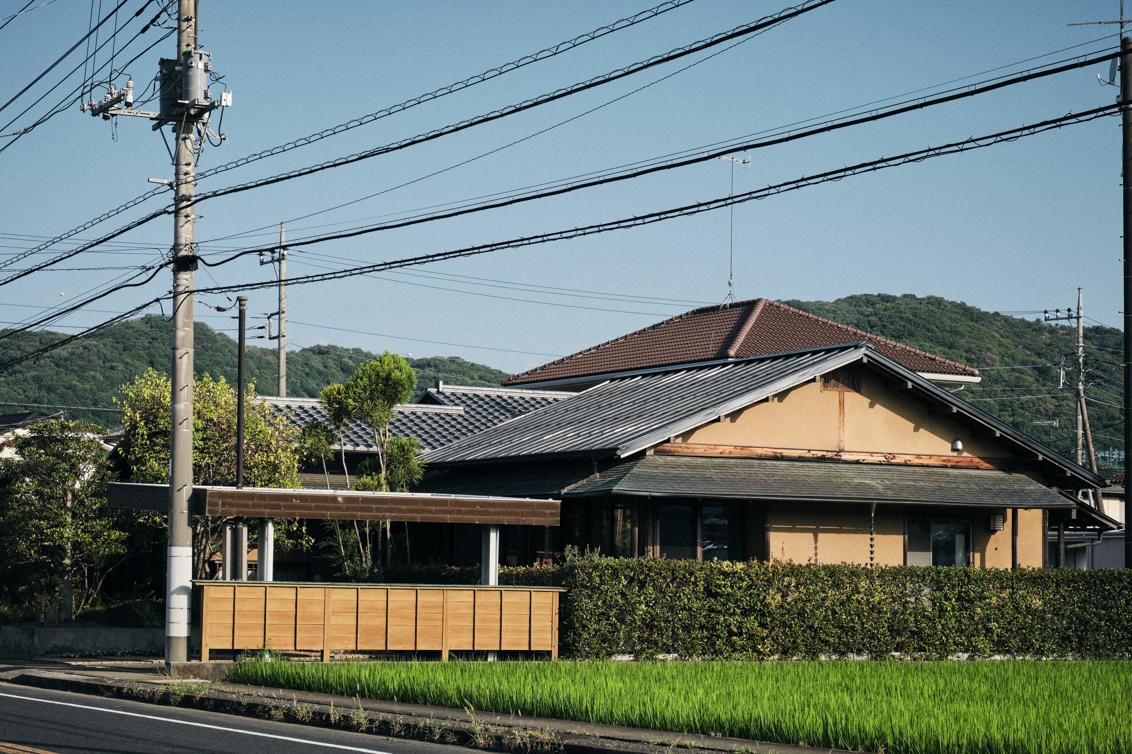 屋根一体型太陽光パネルRoof-1を施工した、銅板屋根の和風建築リノベーション事例