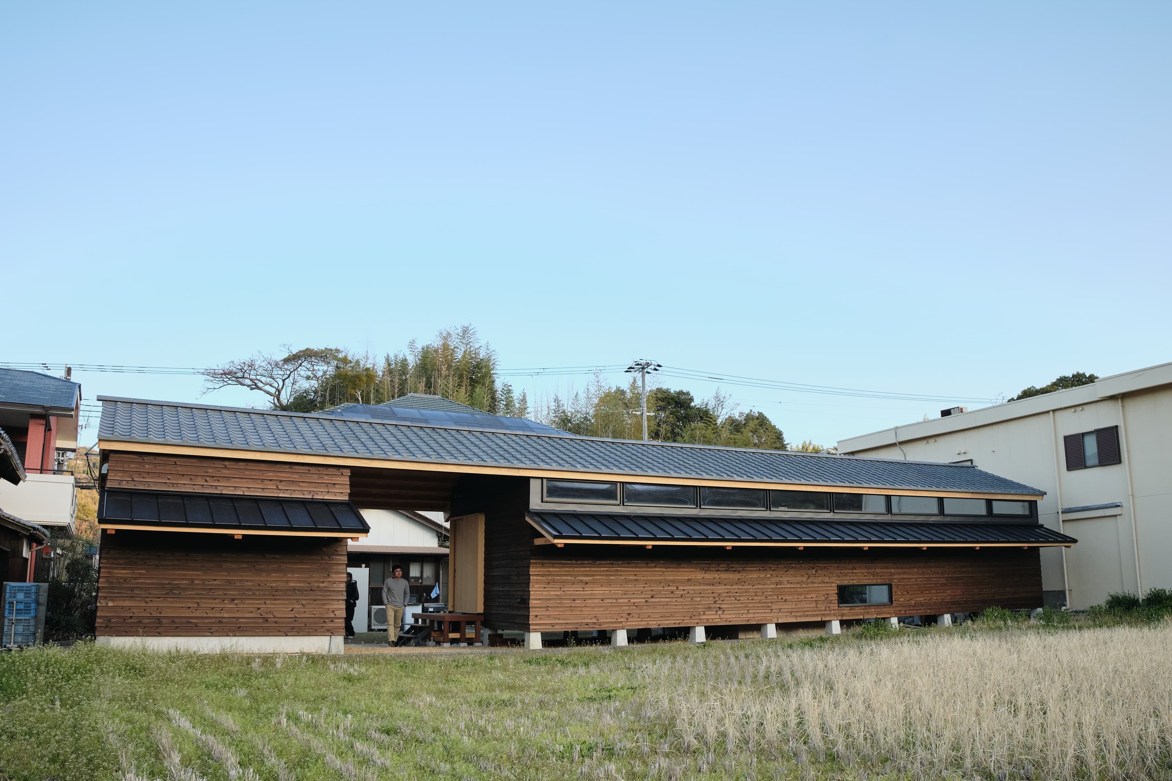 淡路島産の瓦と屋根一体型太陽光パネルRoof–1の共存