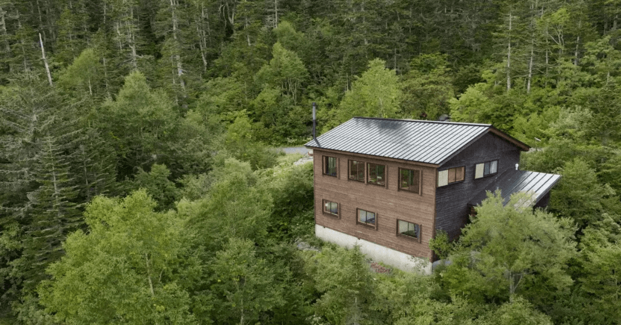 発電機もバッテリー運搬もいらない暮らしへ。 オフグリッドの山小屋が選んだ屋根一体型太陽光パネル